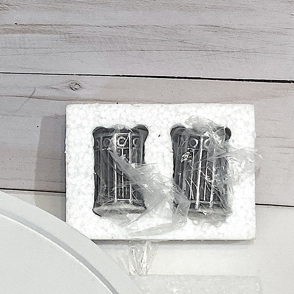 DEPARTMENT 56 - Frosty Tree Lined Picket Fence Trash Cans -Original Snow Village - Picture 6 of 11